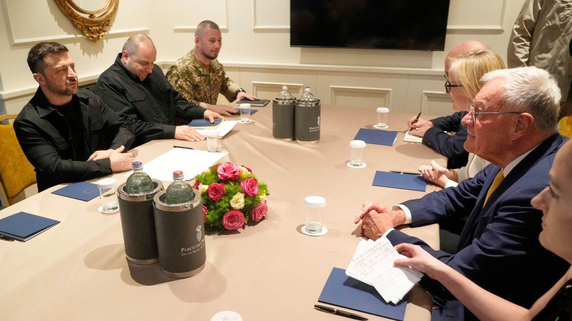 Volodymyr Zelenskyj (vľavo) sa stretáva s osobitným vyslancom USA pre Ukrajinu a Rusko Keithom Kelloggom (druhý vpravo) v Ríme v Taliansku, 9. júla 2025.