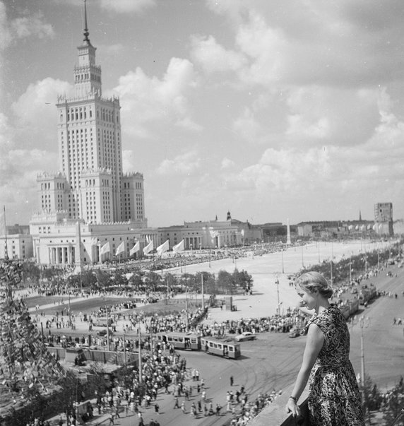 PKiN oraz plac Defilad - widok z dachu budynku przy ulicy Marszałkowskiej w 1955 r.