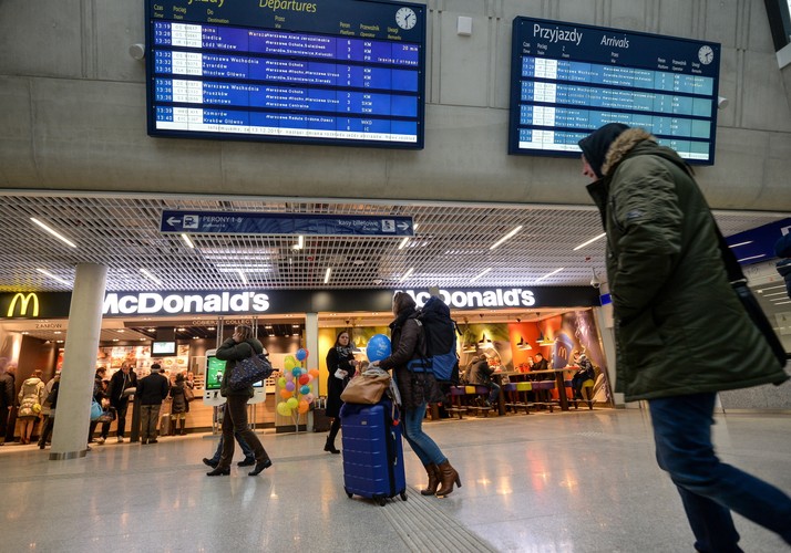 Na poziomie minus 1 znajduje się hala, gdzie w 6 stanowiskach kasowych podróżni mogą kupić bilety kolejowe. Ponadto w podziemnej hali znajdują się jeszcze dwa biletomaty, kantor oraz dwa bankomaty.
 <br><br> fot. (zuz) PAP/Marcin Obara