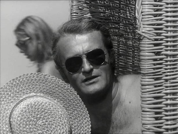 Tadeusz Pluciński jako pilot, narzeczony Moniki w serialu „Podróż za jeden uśmiech" (1971)