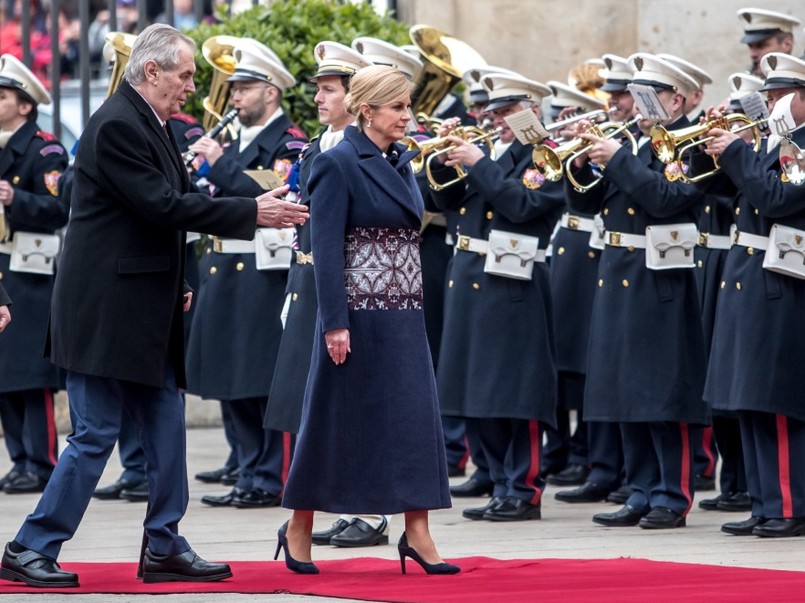 W kończącym się tygodniu prezydent Chorwacji przebywała z wizytą w Czechach i to właśnie tam zaprezentowała bardzo oryginalnie zdobiony płaszcz...