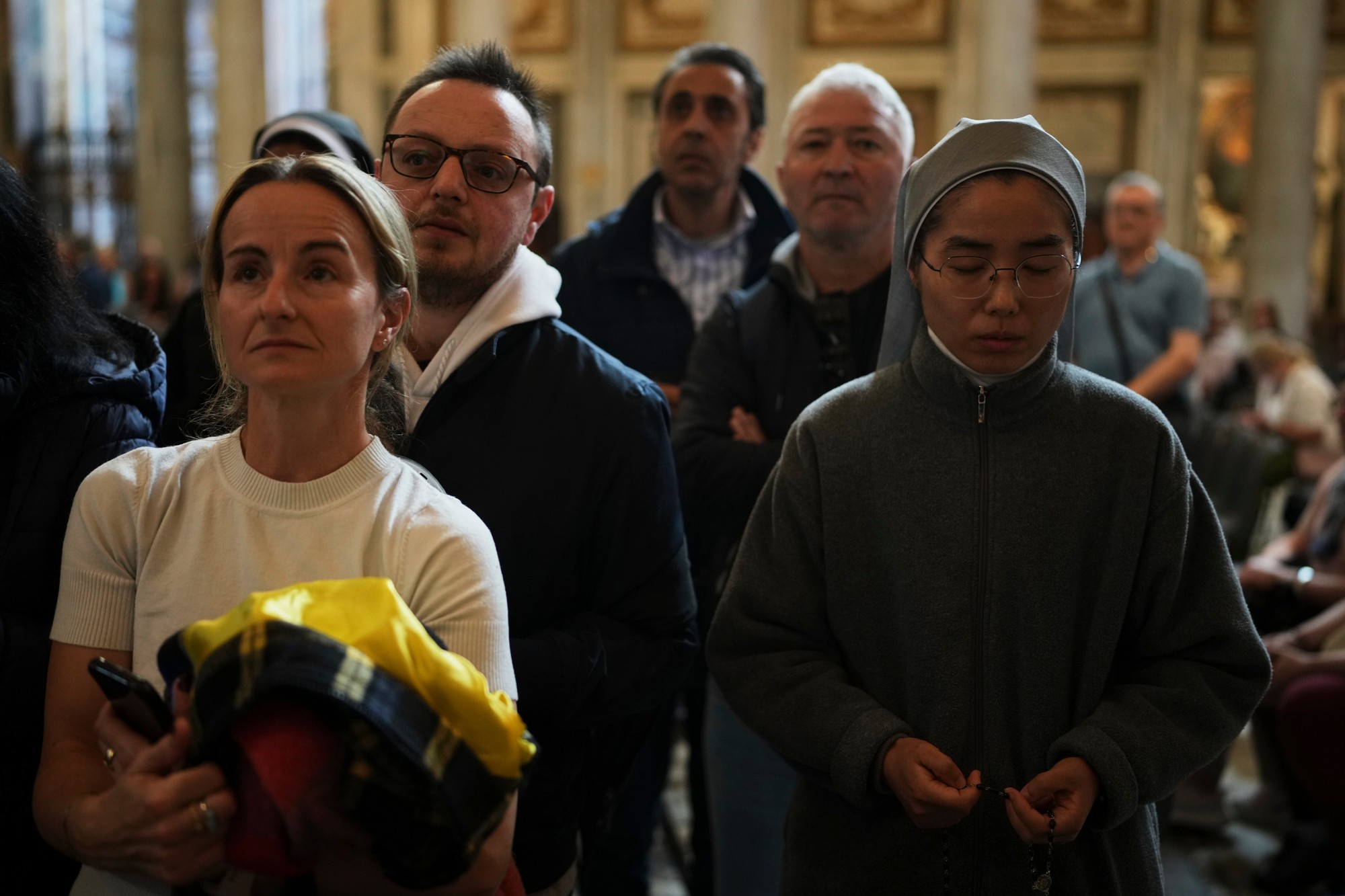 Ľudia vzdávajú úctu a navštevujú hrob Pápeža Františka.