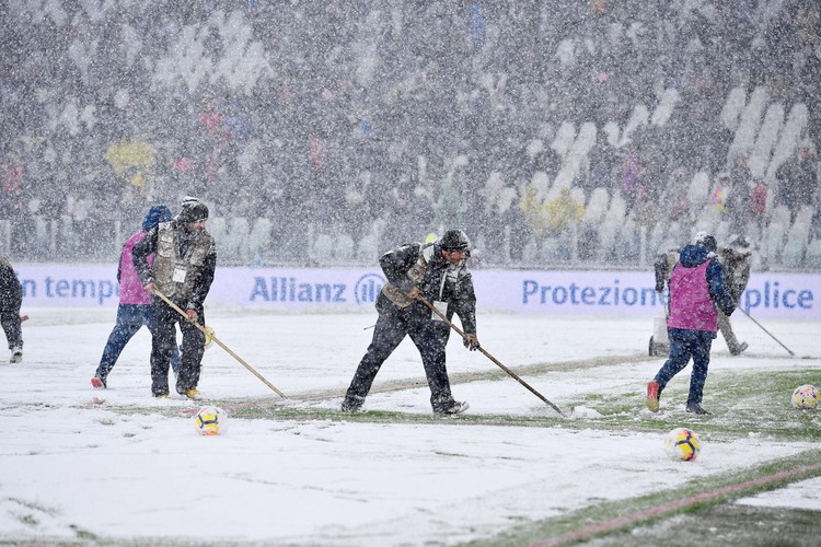 Z powodu obfitych opadów śniegu nie odbył się mecz między Juventusem Turyn a Atalantą Bergamo
