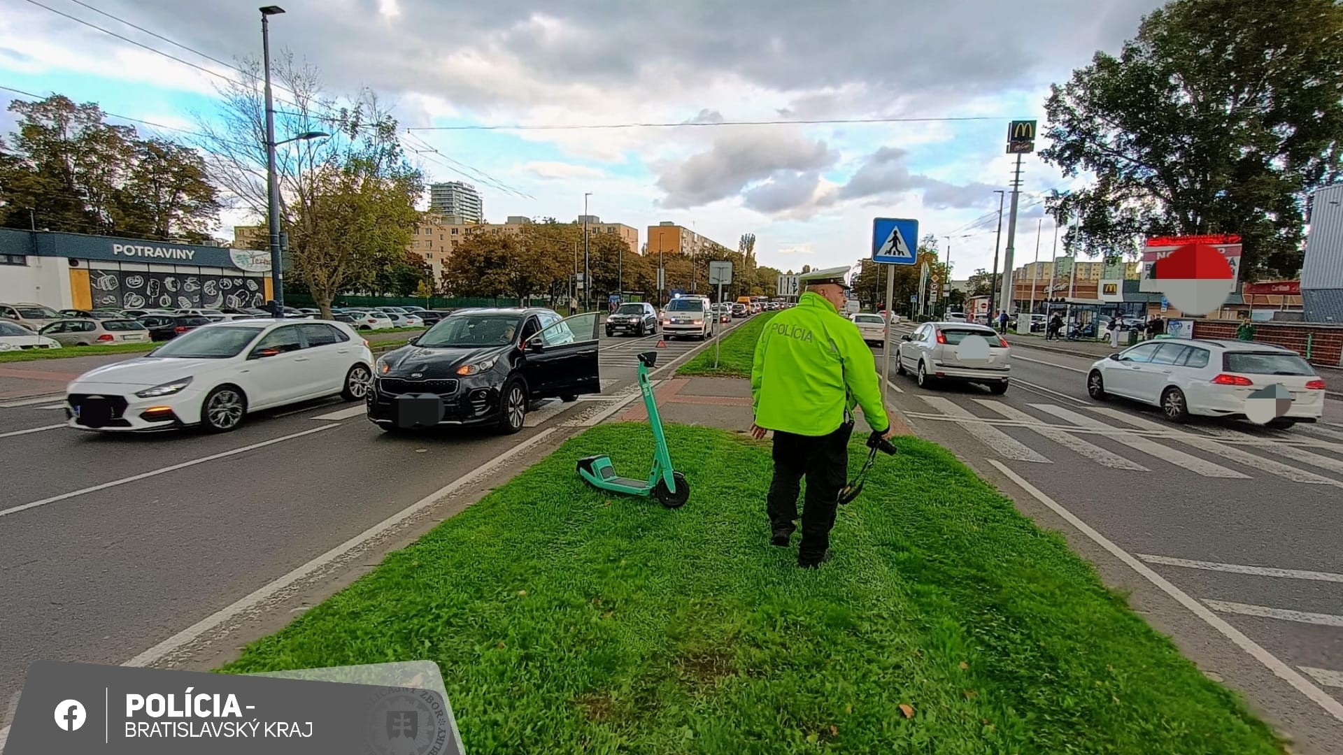 Polícia vyšetruje nehodu auta s kolobežkárom na Prievozskej ulici v Bratislave.