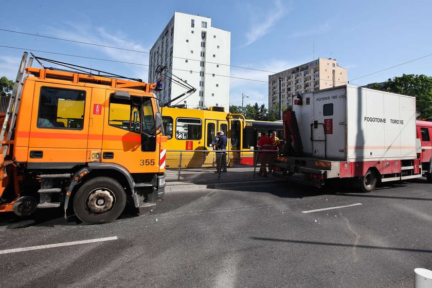 Autobus zderzył się z tramwajem. Wypadek w Warszawie