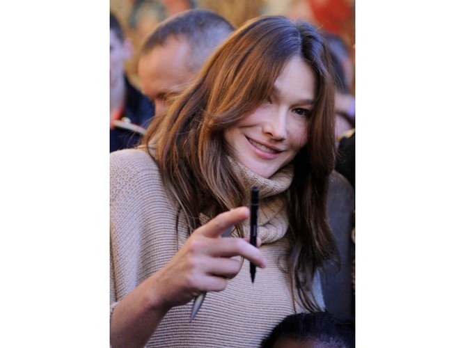 To zdjęcie Carli Bruni wywołało falę komentarzy na temat domniemanego przedawkowania botoksu.