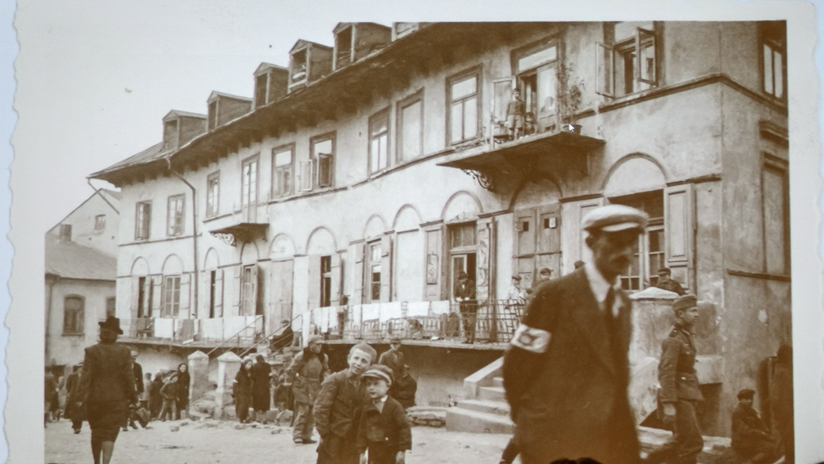 Listy do żydowskiego chłopca Henia Żytomirskiego, zamordowanego w czasie niemieckiej okupacji w obozie koncentracyjnym na Majdanku, pisali uczniowie w Lublinie. Uczcili w ten sposób przypadający w środę Dzień Pamięci o Holokauście.