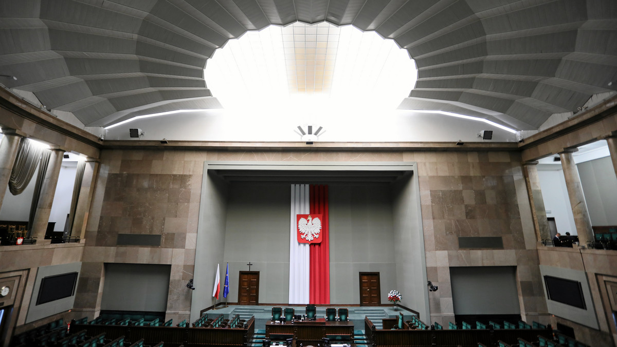 Wprowadzenie Centralnego Rejestru Lotów, doprecyzowanie listy osób, które mogą znajdować się na pokładzie oraz zakaz lotów członków rodzin, którzy nie znajdą się w oficjalnej delegacji - zakłada rządowy projekt ustawy o lotach najważniejszych osób w państwie, który dziś wpłynął do Sejmu.