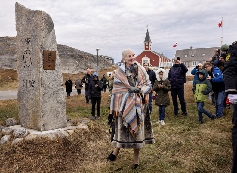 Królowa Danii Małgorzata odsłania tablicę pamiątkową w porcie w Nuuk, stolicy Grenlandii, 10 października 2021 r.