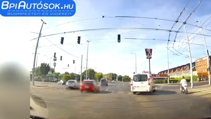 Mi történik a Könyves Kálmán körúton? Ismét durva motoros balesetet vettek videóra