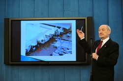 Macierewicz: Była eksplozja, która oderwała skrzydło