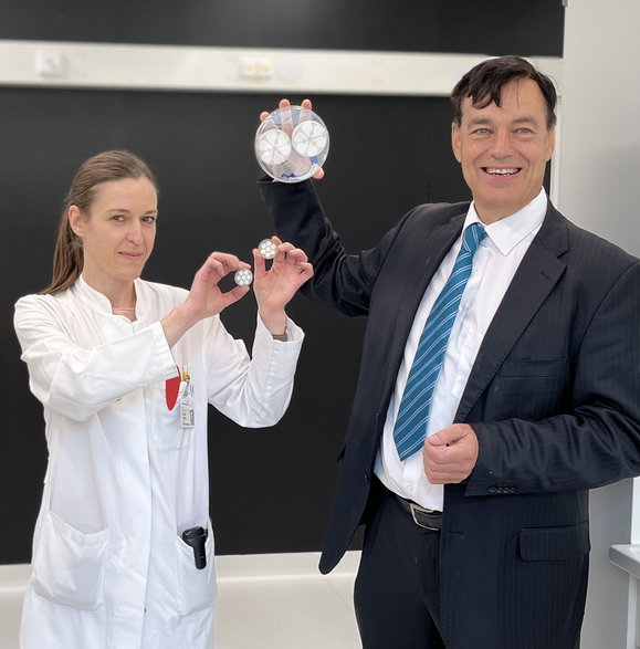 Lekarze ze szpitala uniwersyteckiego w Dreźnie pokazują kapsułkę z komórkami trzustki wszczepianą pacjentom z cukrzycą typu I.