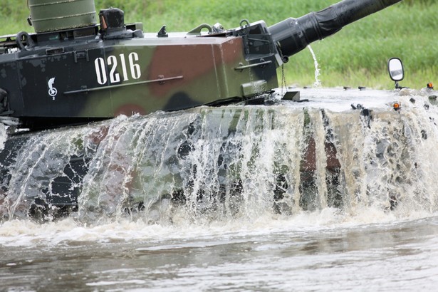 Czołg to nie łódź podwodna, dlatego przed pokonaniem głębokiej wody Leopardy wymagają specjalnych przygotowań. Żołnierze muszą przygotować specjalne rury do zamontowania na czołgu. fot. (zuz) PAP/Lech Muszyński