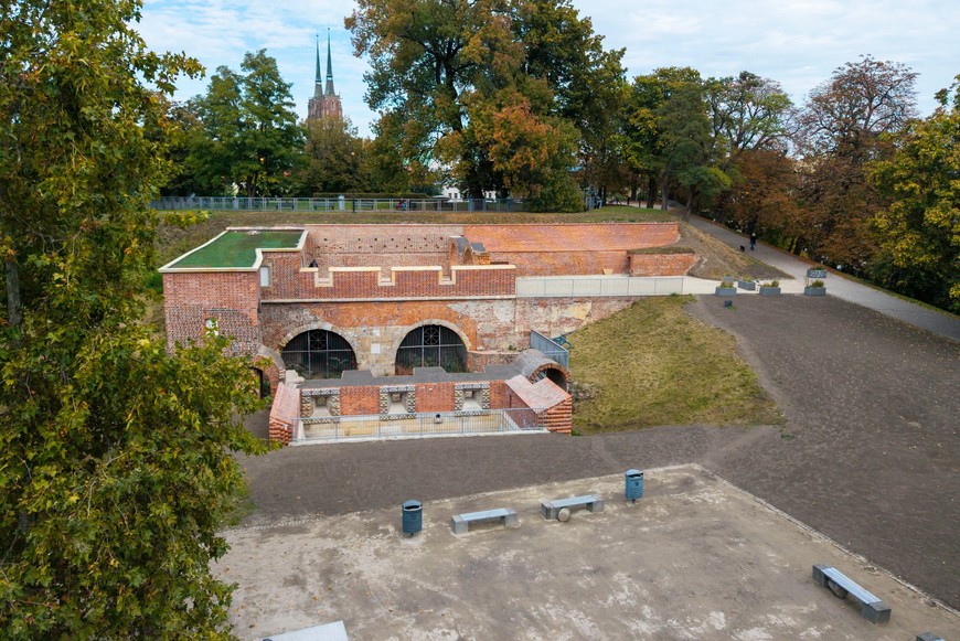 Skupiono się na wymianie krat zabezpieczających kazamatę artyleryjską, na której odtworzono zielony dach i gdzie wykonano izolację. Stworzono ogród deszczowy (na razie bez nasadzeń) oraz zabezpieczono i przemurowano części muru oporowego na górnym tarasie artyleryjskim.