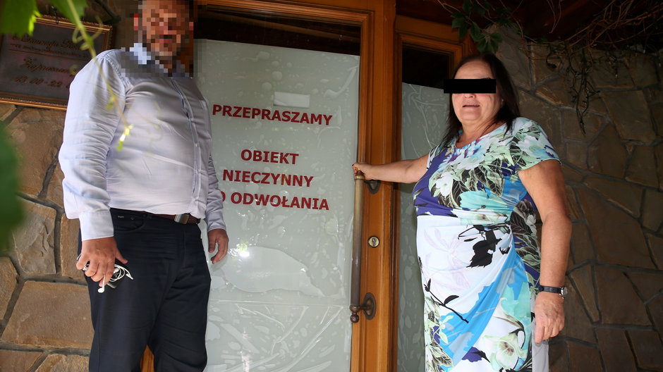 Małgorzata Ch. wraz z jednym ze swoich pracowników stoją przed wejściem do Hoteli Litwor w Zakopanem po tym, jak przejęli go ochroniarze wynajęci przez rodzinę Solorzów