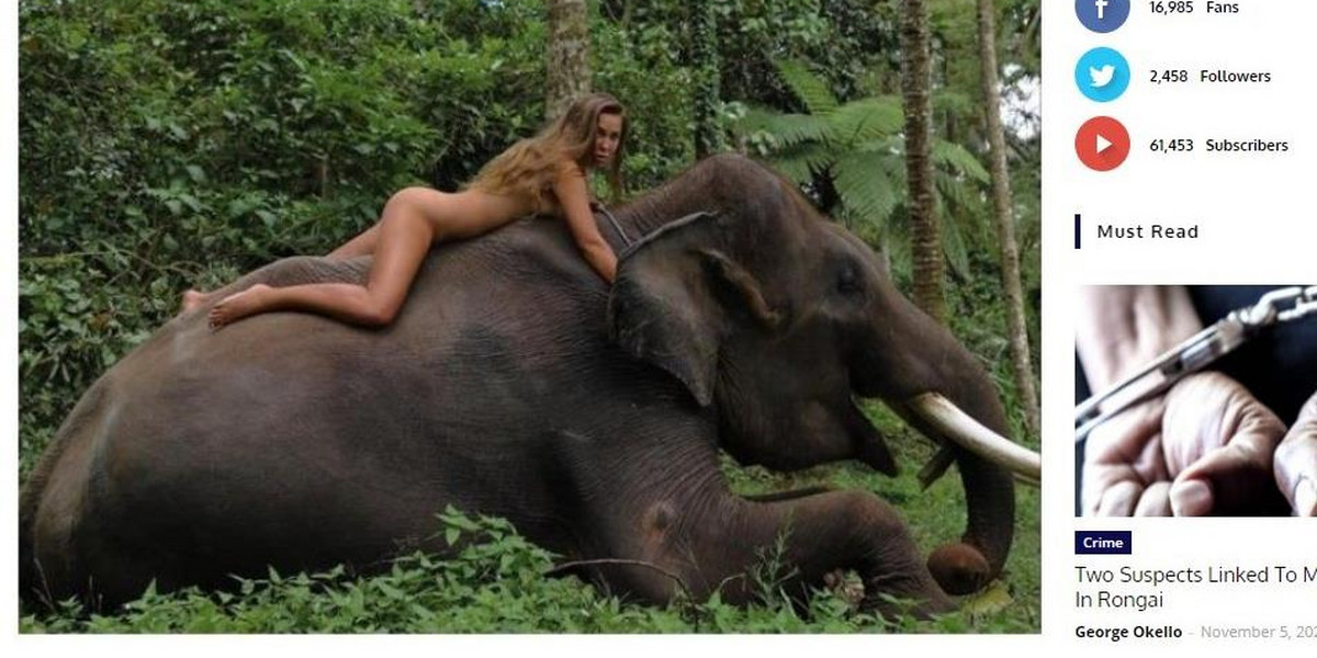 Naga Jessica Rast pozuje ze słoniem