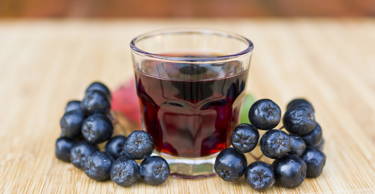Pij sok z aronii codziennie przez 12 tygodni. Zbijesz ciśnienie i cholesterol