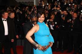 RIJANA raspametila lepotom, a onda se njen dečko nasmejao i NJEGOVI ZUBI su ukrali šou! Svi gledaju ŠTA U USTIMA IMA REPER i ne mogu da se načude OVOJ BIZARNOSTI