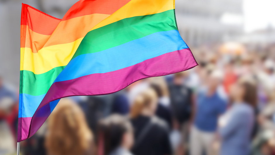 Francja chce szybszych i efektywniejszych działań na rzecz ludzi LGBT+ 