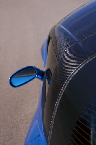 Znaczna część karoserii jest wykonana z lekkich włókien węglowych