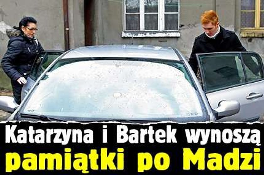 Katarzyna i Bartek wynoszą pamiątki po Madzi