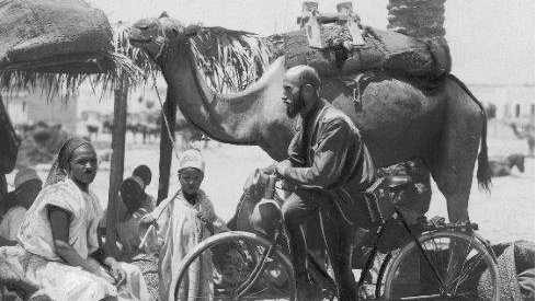 Kazimierz Nowak w czasie rozmowy z arabską rodziną, Trypolitania, grudzień 1931 roku (fot. NAC)