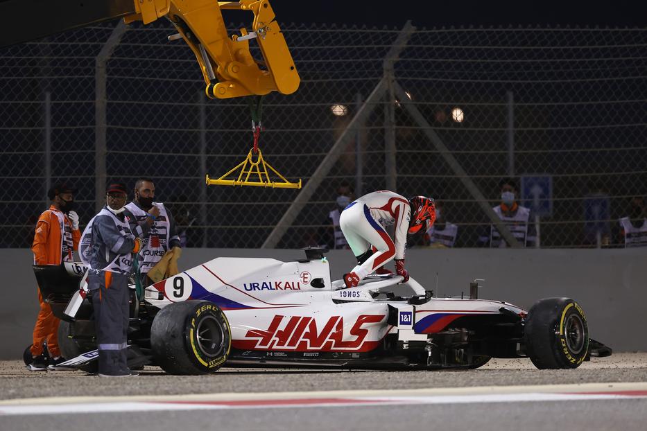 Az orosz egy kört sem tudott megtenni a Haas autójával / Fotó: GettyImages 