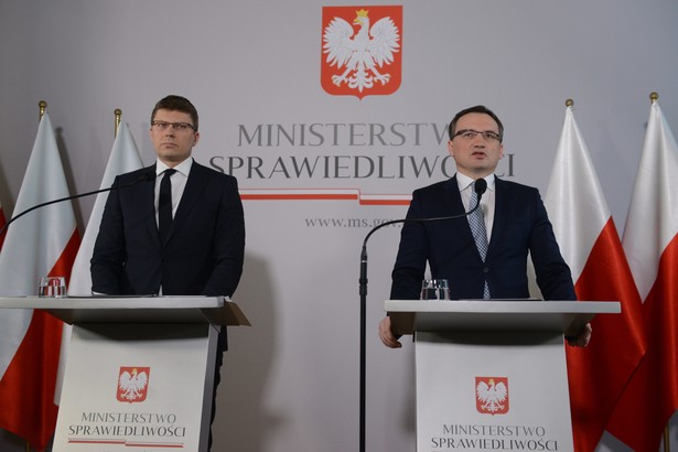 Minister sprawiedliwości Zbigniew Ziobro i wiceminister sprawiedliwości Marcin Warchoł podczas konferencji prasowej nt. zmian w Sądzie Najwyższym.