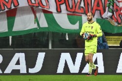 Skandal we Wrocławiu. Bramkarz Pogoni trafiony butelką rzuconą przez kibiców Śląska [WIDEO]