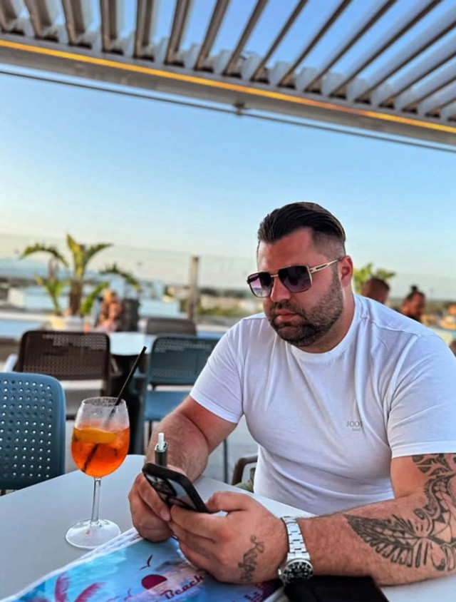 Njegovi roditelji Mevlida i Mustafa Durdžić su medijski zastupljeni, dok malo ko zna da Asmin ima rođenog brata koji se ne ekspinira javno.  (Foto: Instagram/ing.durdzic)