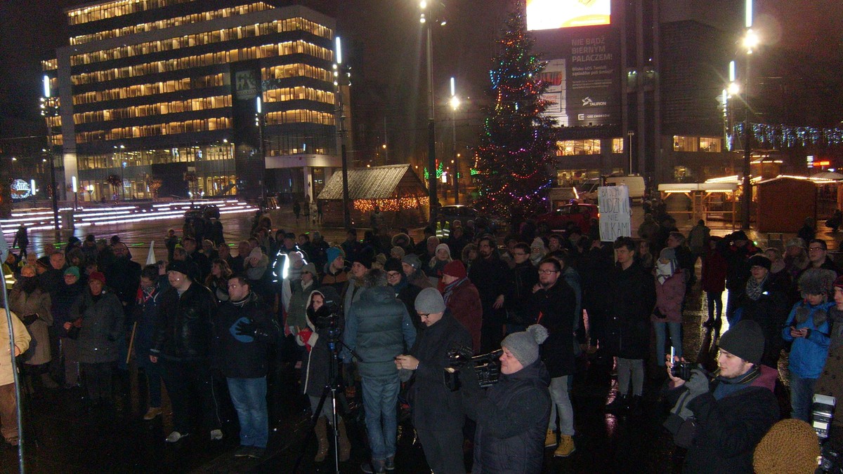 Kilkadziesiąt osób wzięło udział w proteście studentów przeciwko działaniom rządu w Katowicach. - W Polsce trwa wojna na przekonania. My młodzi, jesteśmy trzecią drogą – mówili organizatorzy, którzy podkreślali, że dzisiejszy protest nie jest gestem poparcia dla żadnej opcji politycznej. Sporą jednak część zebranych stanowili zwolennicy Nowoczesnej, KOD-u i Partii Razem.