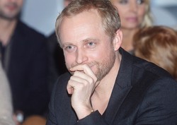 Adamczyk pantoflarzem? "Cała ekipa się z niego nabijała"