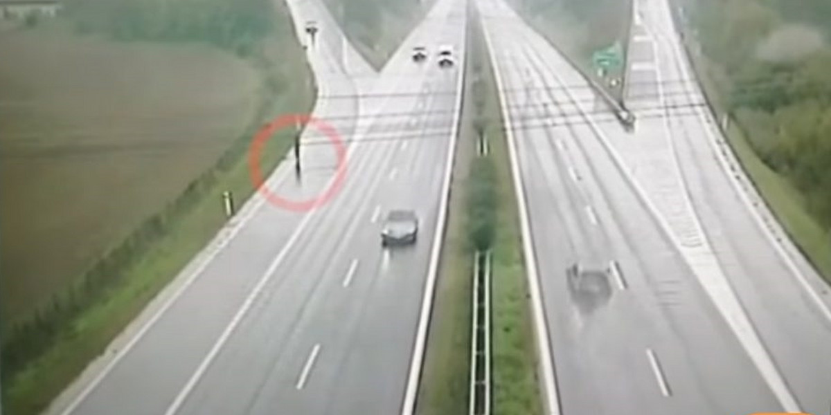 Słowacja. 30-latek poruszał się hulajnogą po autostradzie. 