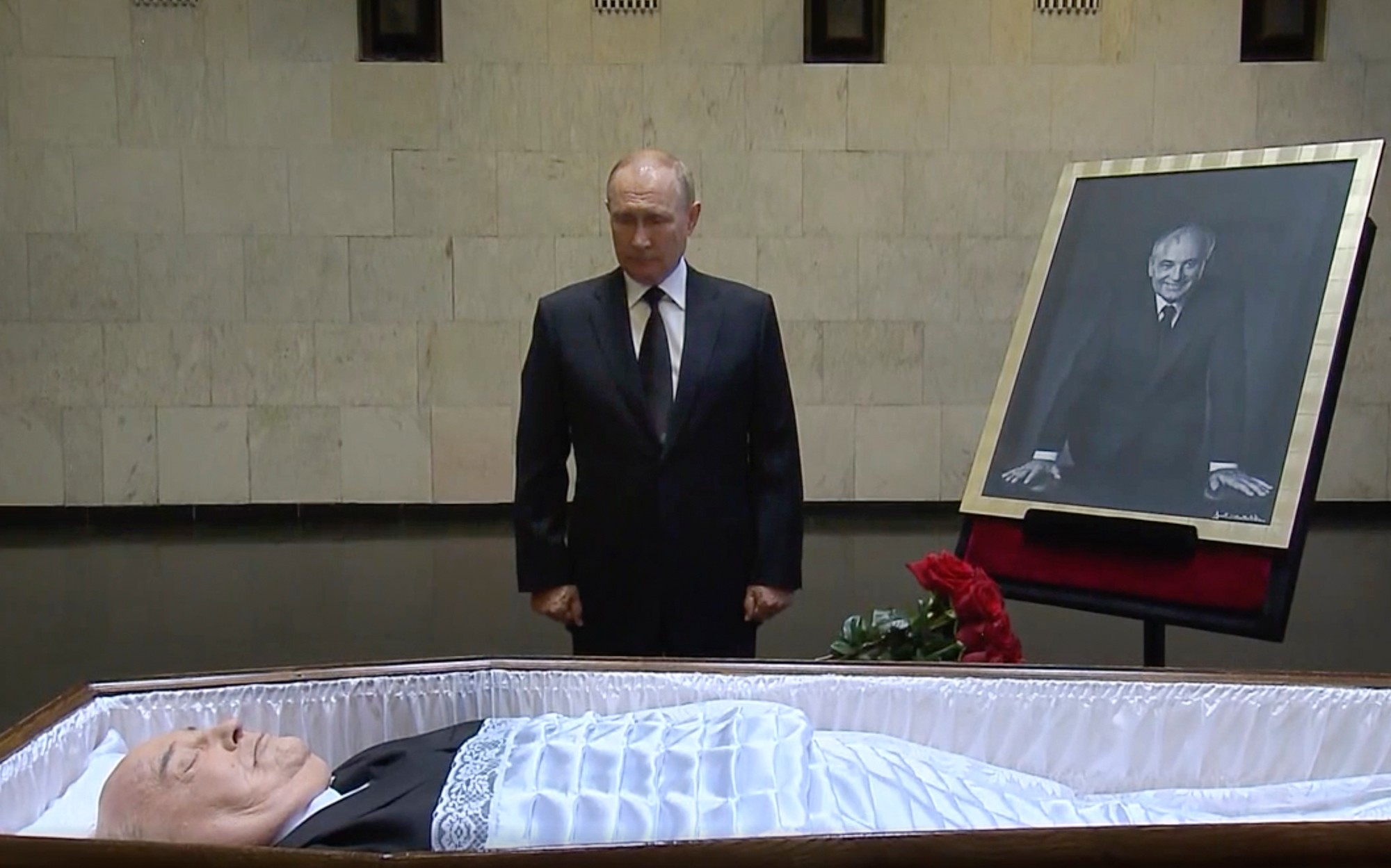 Na videosnímke ruský prezident Vladimir Putin sa klania pred truhlou s pozostatkami bývalého prezidenta ZSSR Michaila Gorbačova 1. septembra 2022 v moskovskej Ústrednej nemocnici.