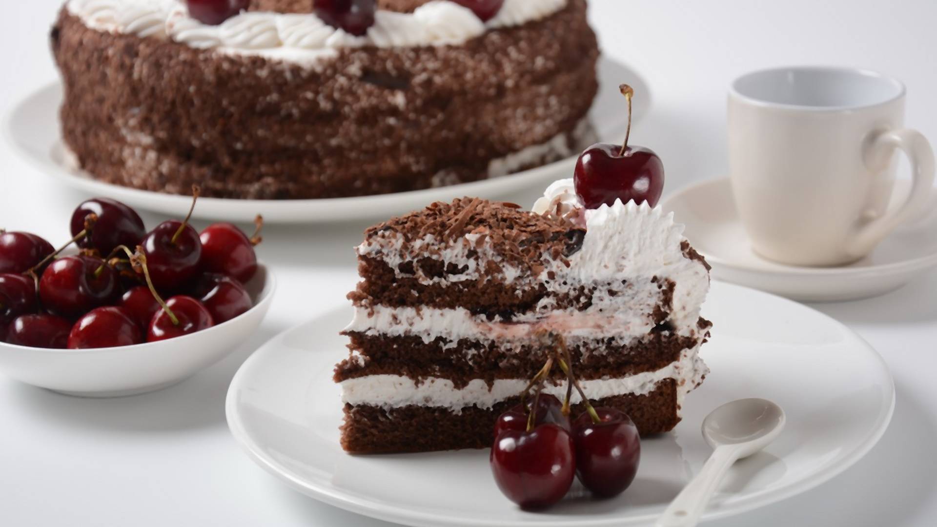 Lažna Švarcvald torta je rešenje za sve koji još nisu stigli da spreme novogodišnji slatkiš