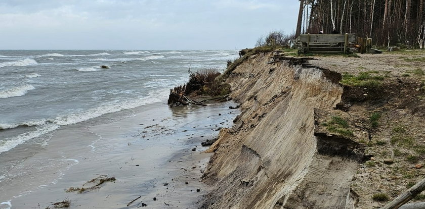 Sztorm na Bałtyku. Fale zjadły kawałek lądu