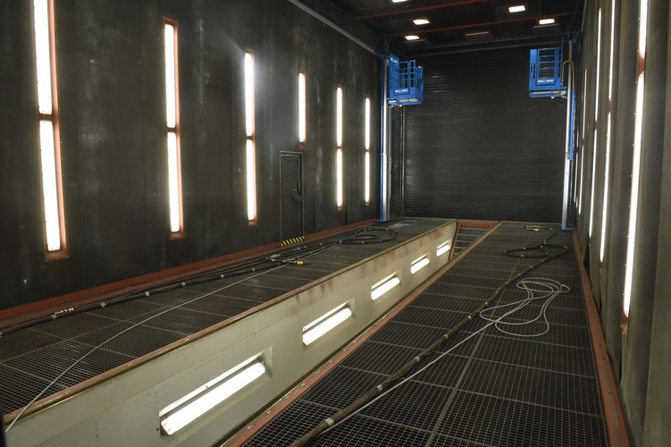 W nowym obiekcie znajduje się kabina śrutownicza i lakiernia oraz jest też miejsce dla ekologicznej myjni, w której wykorzystywana jest głównie woda z opadów atmosferycznych, czyli deszczówka <br><br> Fot. (mr) PAP/Jacek Bednarczyk