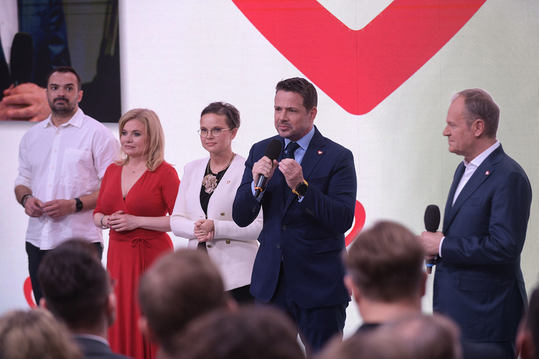 Rafał Trzaskowski i Donald Tusk oraz przedstawiciele sztabu wyborczego KO