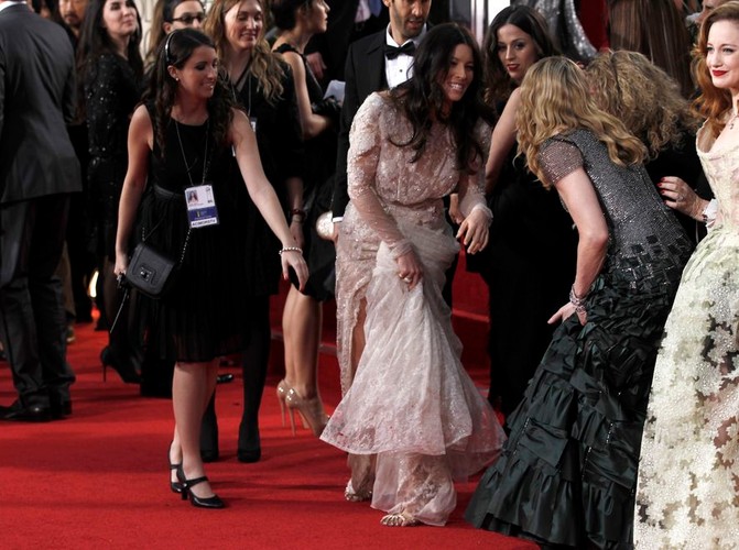 To nie koniec wpadek Madonny na Złotych Globach. Wokalistka nadepnęła na tren sukni Jessiki Biel, czym wzbudziła spore zamieszanie…