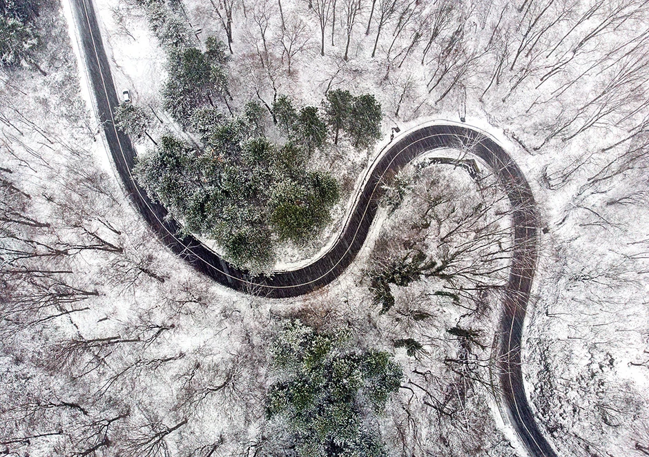 Ekstremno hladne zime: Poslednju ekstremno hladnu zimu imali smo 2012. godine, kada je samo tokom jednog vikenda 37 opština proglasilo vanrednu situaciju zbog snežnih nanosa i hladnoće.Te zime zabeležena je pojava koja nije uobičajena za velike gradove, da sneg pada u velikim količinama čak i na -10 stepeni.Snežne zime zabeležene su i 1954, 1962, 1969, 1984, 1999...