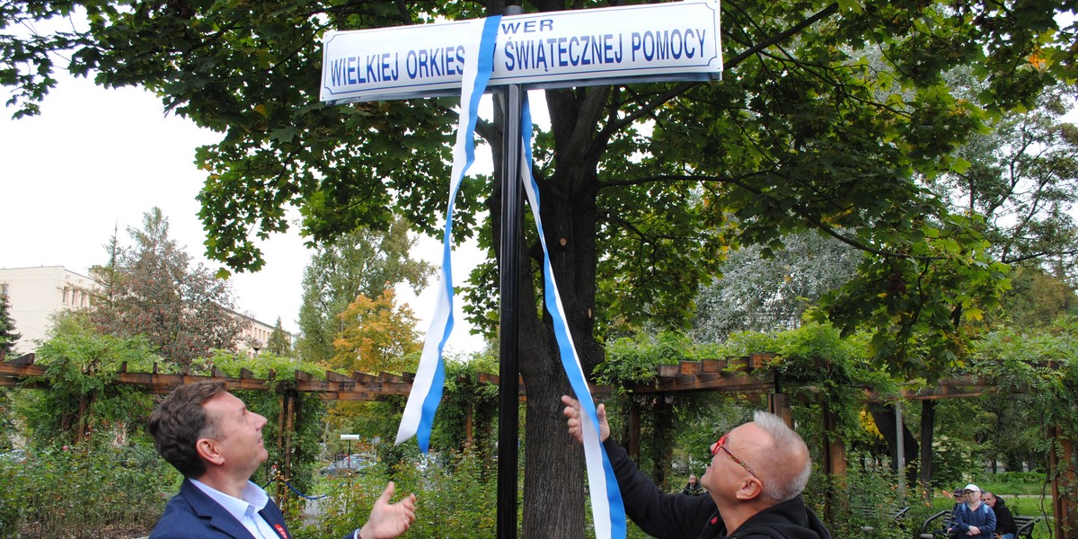 Skwer imienia WOŚP w nowohuckim parku Żeromskiego otworzyli wspólnie Rafał Komarewicz, przewodniczący Rady Miasta Krakowa oraz Jerzy Owsiak, twórca Orkiestry