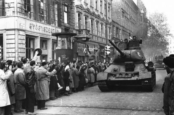 Tłum pozdrawia węgierskich pancerniaków na stołecznej ulicy (FOTO:FORTEPAN / Pesti Srác)