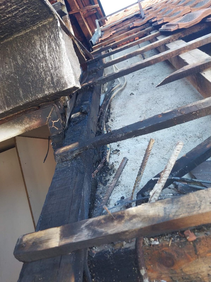 Ogroman plamen zahvatio krov, požar izbio na porodičnoj kući