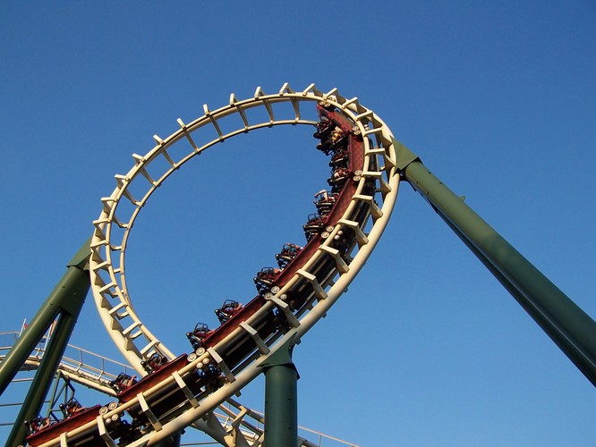 Efteling – De Efteling to jeden z najstarszych parków rozrywki na świecie, powstały trzy lata wcześniej niż pierwszy Disneyland - Disneyland Park w kalifornijskim Anaheim z 1955 r. Na turystów czeka 38 różnych atrakcji, z których jedną z najbardziej przyjemnych jest roller coaster ulokowany wewnątrz budynku, jadący w ciemnościach z prędkością aż do 64 km/h. Bilet wstępu do parku kosztuje około 140 złotych.