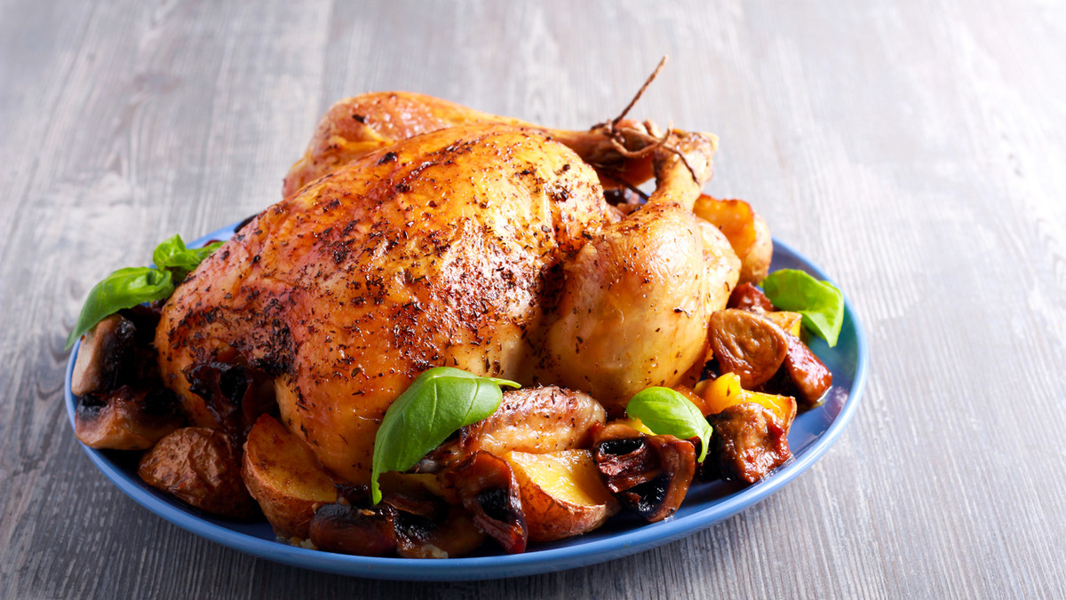 Przepisy na dania z kurczaka: gyros z piersi kurczaka, pieczony kurczak i kurczak w sosie serowym
