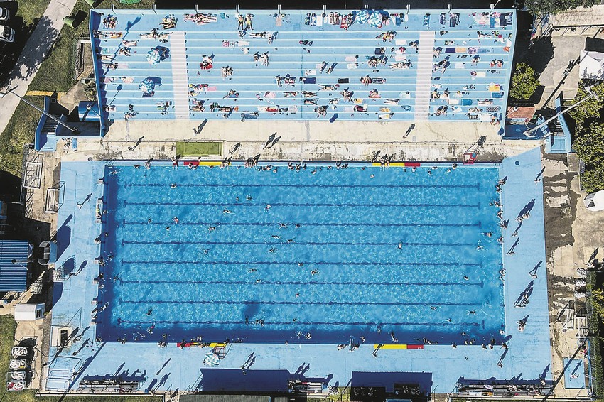 Fizička distanca, maske i dezifnekcija ruku na bazenima