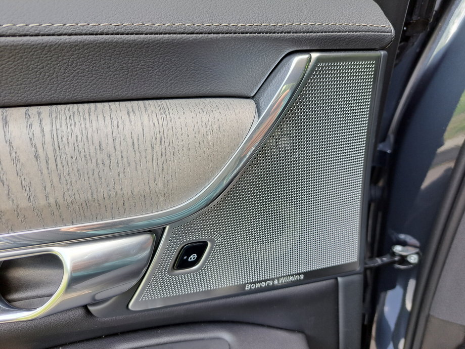 Volvo S90 - długie podróże umila znakomity sprzęt audio z głośnikami firmy Bowers & WIlkins.