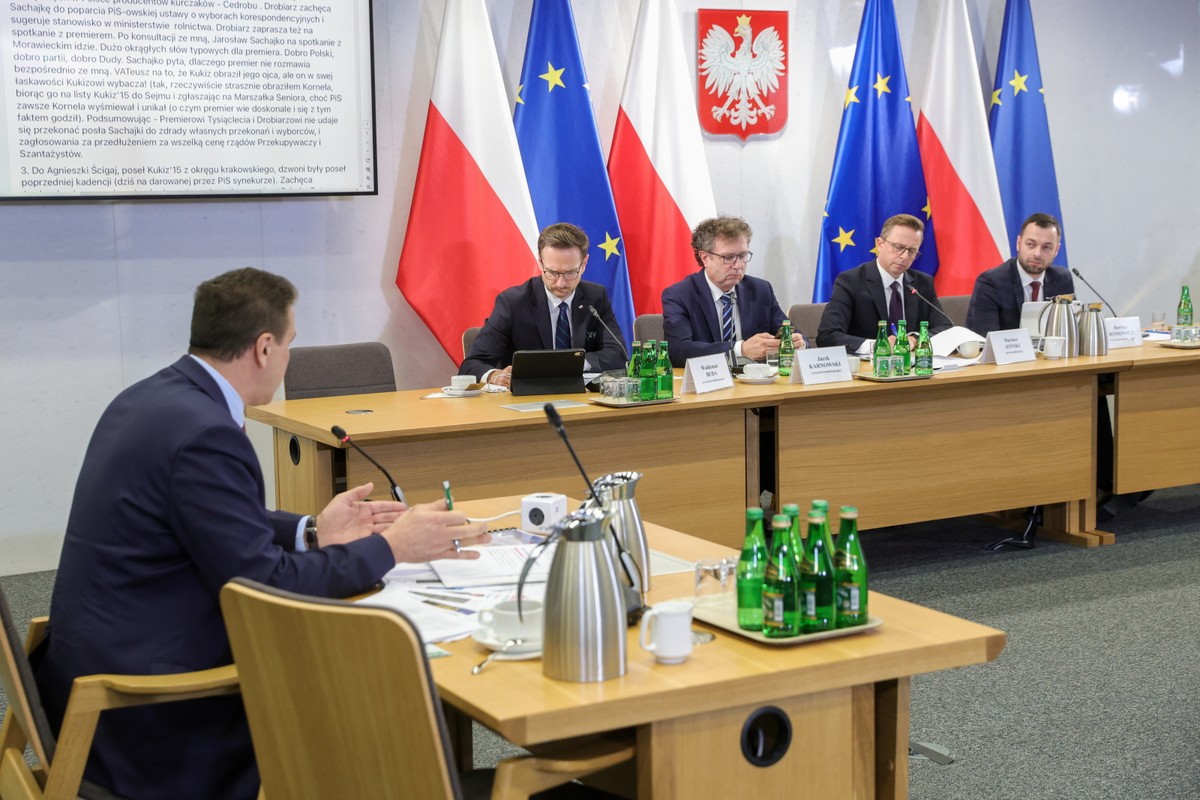 Warszawa, 04.03.2024. Poseł Kukiz'15 Jarosław Sachajko (L) składa zeznania przed sejmową komisji śledczą do zbadania legalności, prawidłowości oraz celowości działań podjętych w celu przygotowania i przeprowadzenia wyborów Prezydenta Rzeczypospolitej Polskiej w 2020 r. w formie głosowania korespondencyjnego, 4 bm. w Sejmie w Warszawie. Z prawej: przewodniczący komisji Dariusz Joński (2P) oraz wiceprzewodniczący Jacek Karnowski (3P), Waldemar Buda (4P) i Bartosz Romowicz (P). (mr) PAP/Rafał Guz
