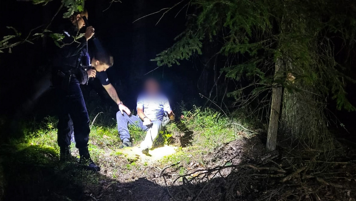 Poszedł do lasu. Osiem godzin później policjanci znaleźli go na drzewie