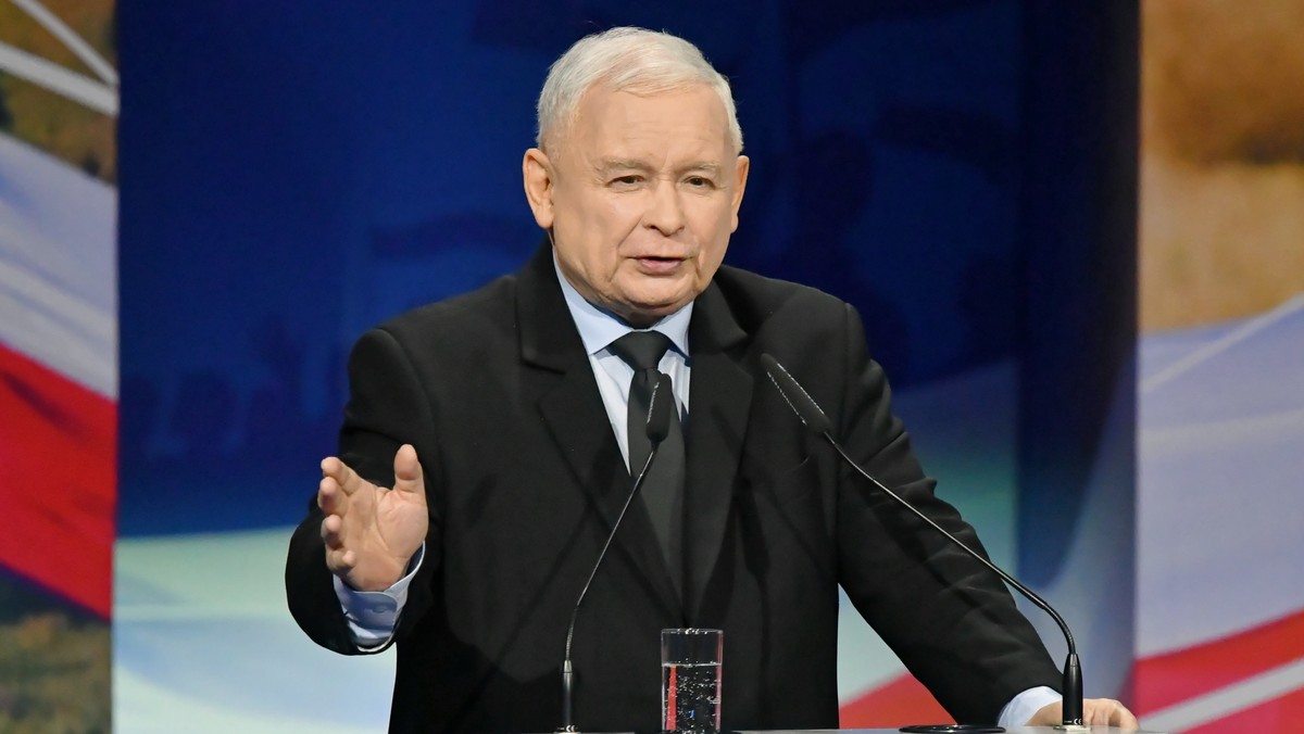 Podczas wywiadu udzielonego trzy lata temu Jarosław Kaczyński zapytany o aktualną lekturę odpowiedział: "W tej chwili Państwa zaskoczę - "Księgi Jakubowe" Olgi Tokarczuk, która, jak sądzę, sama może być tym zaskoczona". Z kolei wicepremier i minister kultury Piotr Gliński skomentował na Twitterze, że "powróci do niedokończonych lektur" noblistki.